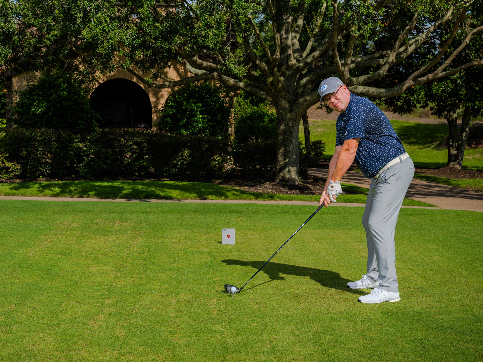 Flight Time Golf | Golfer teeing off with FlightScope Mevo Gen2 behind